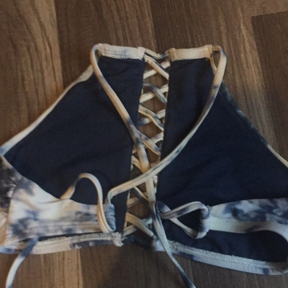 Hollister swim top - Picture 3 of 3